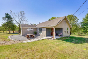 12 Mi to Dtwn Fayetteville Home with Fire Pit!